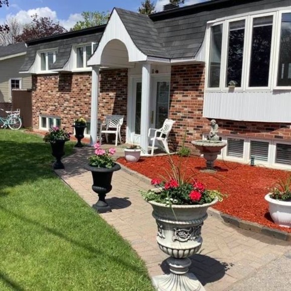 Meet your Posher, Ginette - Picture 1 of 1